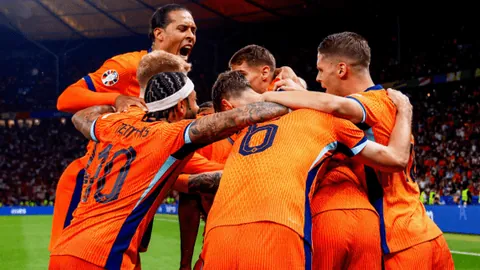 WWE直播突遇衣柜故障，蒂法尼·斯特拉顿遭遇电视黑屏难堪瞬间