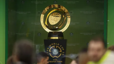 英格兰门神皮克福德刷新队史纪录，出场数并列领先。